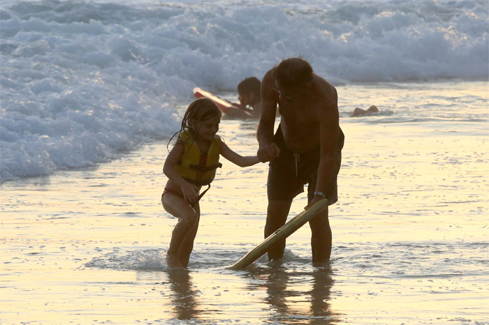 Mário Gomes curte manhã de praia com a família