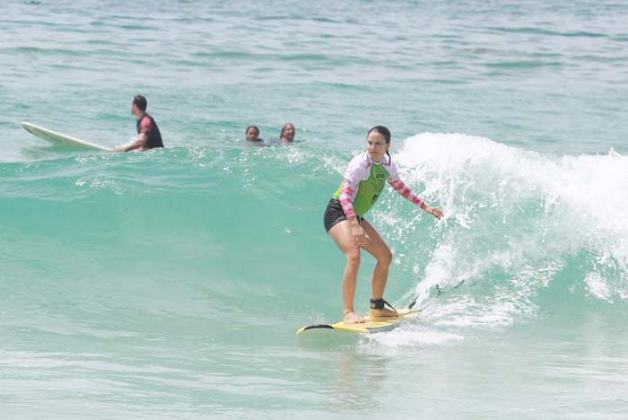 Kyra Gracie e Malvino Salvador surfam e mostram habilidade na prancha
