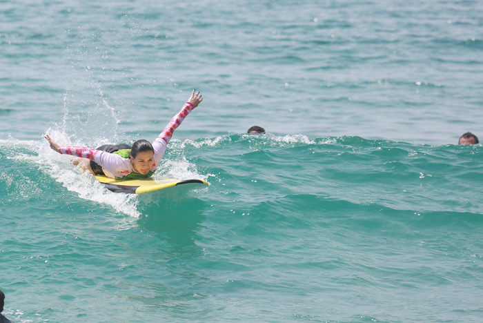 Kyra Gracie e Malvino Salvador surfam e mostram habilidade na prancha