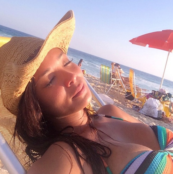 Carol Nakamura curte sol na orla carioca: ‘Relaxando!’