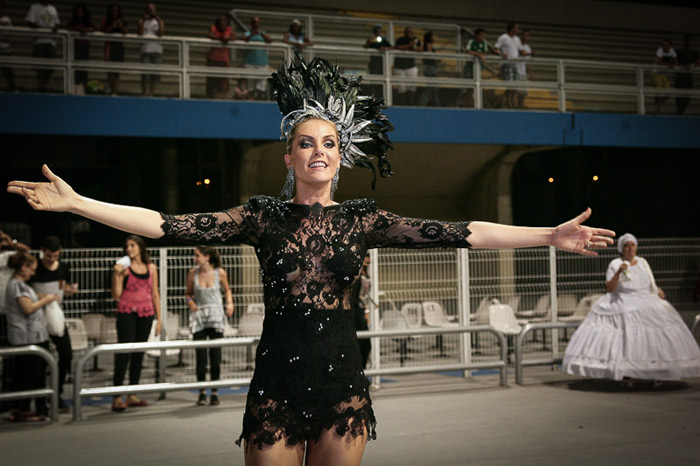 Ana Hickmann exibe corpão e muito samba no pé em ensaio da Vai Vai