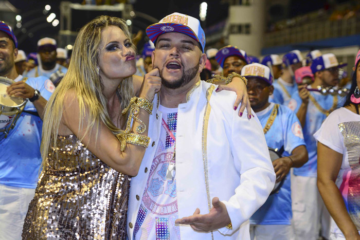 Com look comportado, Ellen Rocche esbanja alegria em ensaio técnico para o Carnaval