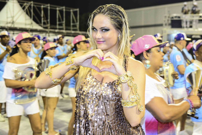 Com look comportado, Ellen Rocche esbanja alegria em ensaio técnico para o Carnaval