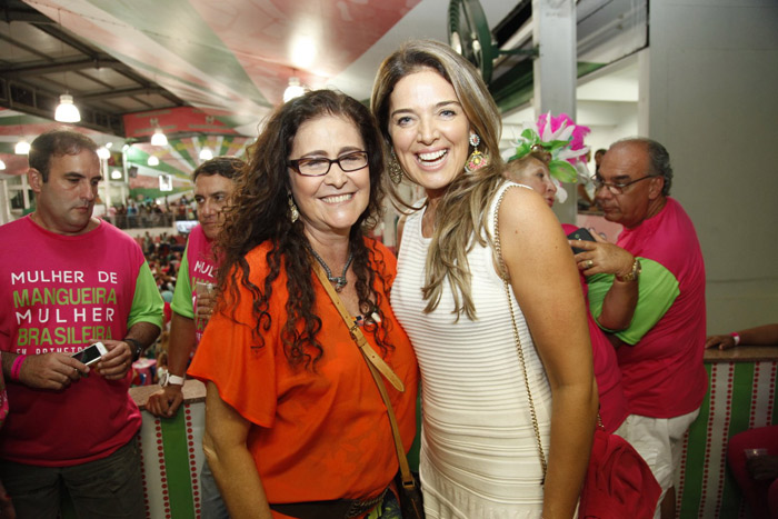 Isabel Fillardis leva a família para curtir ensaio do Carnaval carioca