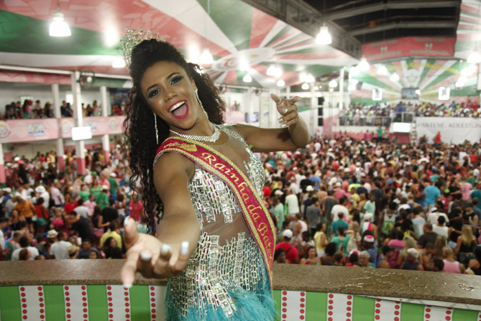 Isabel Fillardis leva a família para curtir ensaio do Carnaval carioca