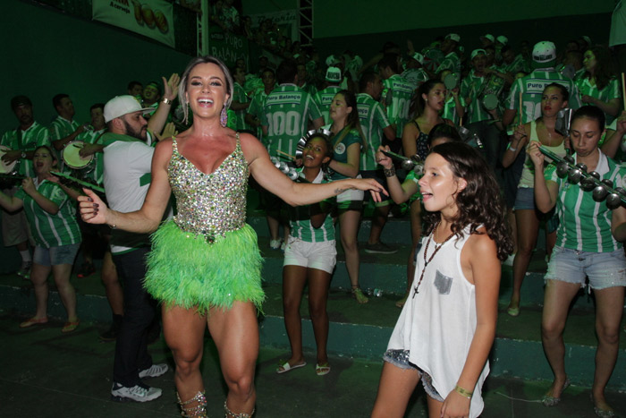 Juju Salimeni ganha companhia do noivo em ensaio da Mancha Verde