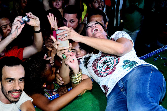 Susana Vieira se diverte com os fãs tirando selfie
