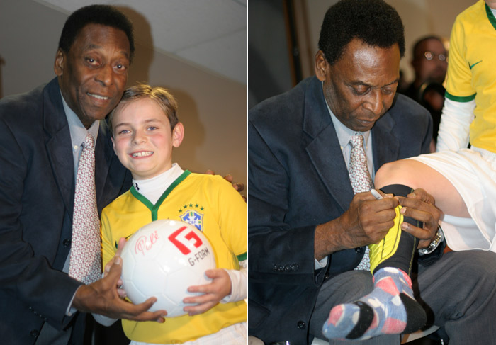 Pelé distribui autógrafos em convenção de futebol nos EUA