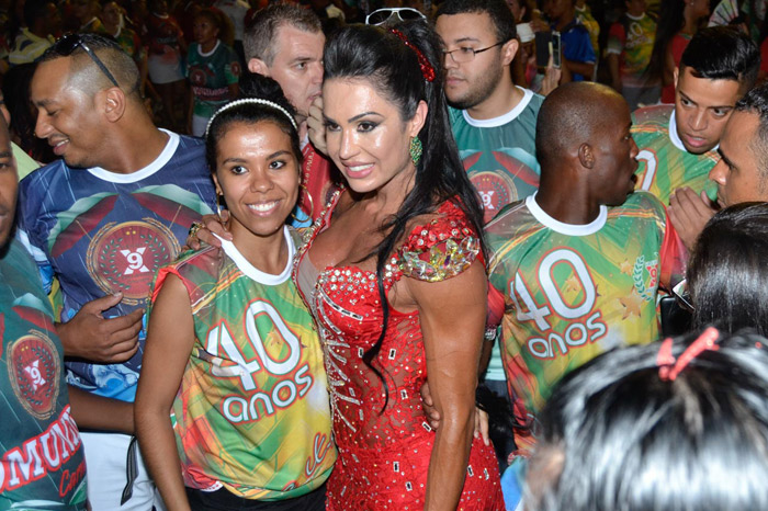 Com aplique no cabelo, Gracyanne Barbosa se joga no samba em ensaio para o Carnaval 
