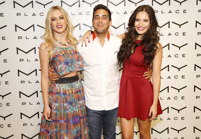 André Marques posa com Fiorella Mattheis e Ana Carolina Dias antes de desfile