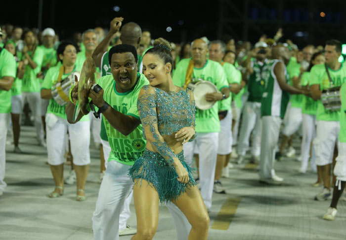 Claudia Leitte estreia na Sapucaí como rainha de bateria da Mocidade