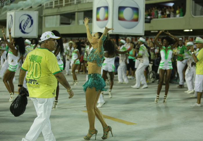 Claudia Leitte estreia na Sapucaí como rainha de bateria da Mocidade