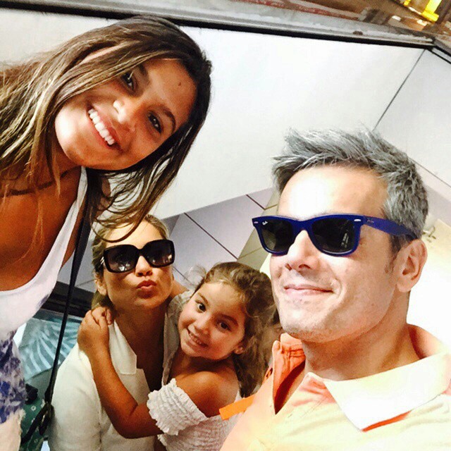 Flávia Alessandra e Otaviano Costa passeiam com as filhas: ‘Fugidinha com meus amores!’