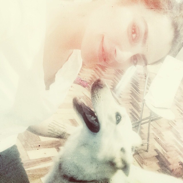 Cléo Pires posa com pet em selfie divertida