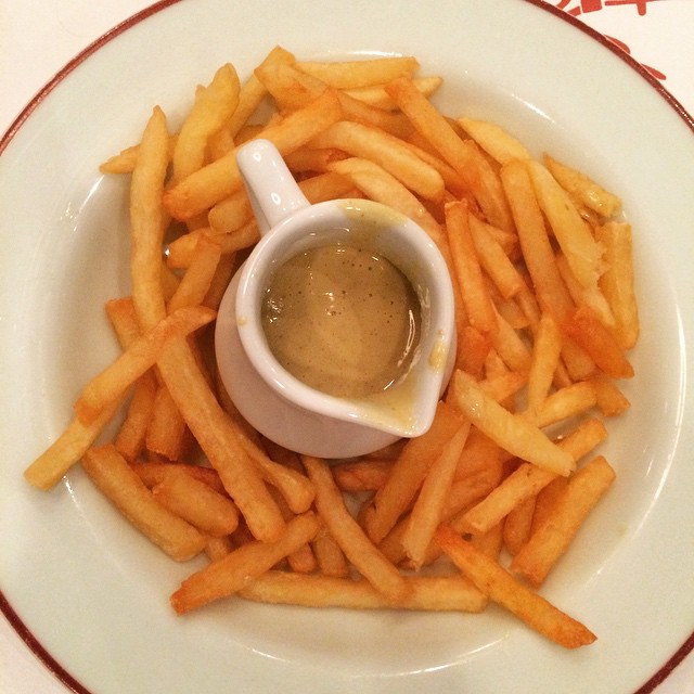 Isis Valverde se entrega a prato de batatas fritas: ‘Hoje pode!’
