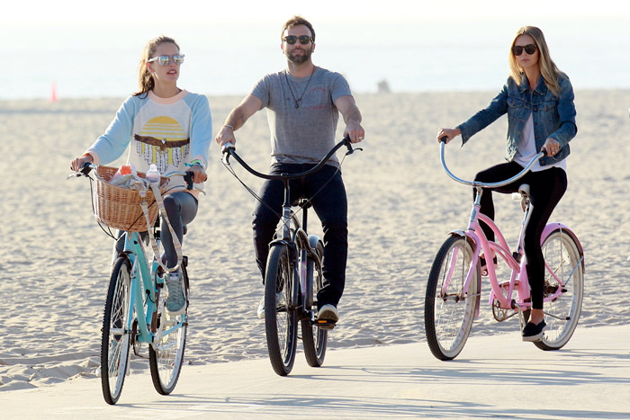 Alessandra Ambrósio compra bicicleta para a filha mais velha