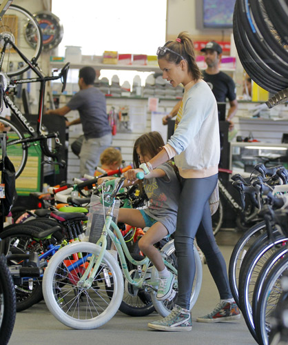 Alessandra Ambrósio compra bicicleta para a filha mais velha