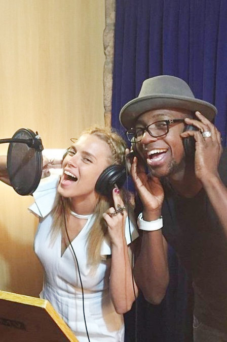 Carolina Dieckmann faz dueto com Mumuzinho 