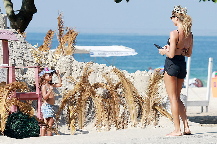 Grazi Massafera curte manhã de sol com a filha na orla carioca