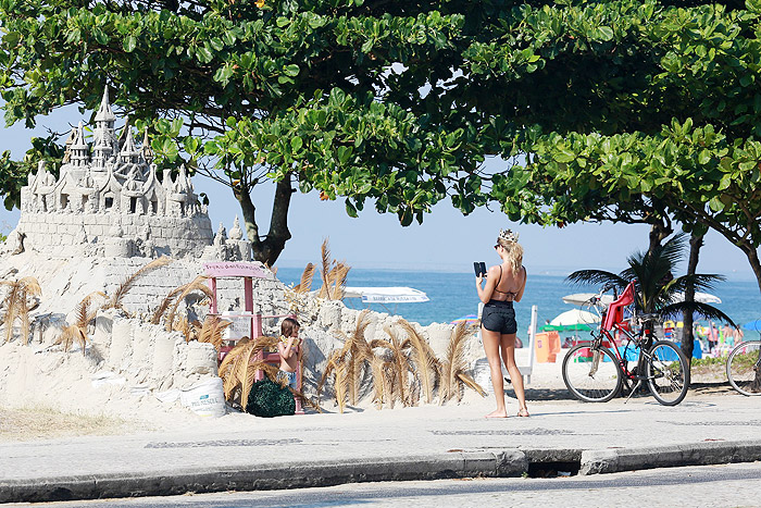 Grazi Massafera curte manhã de sol com a filha na orla carioca