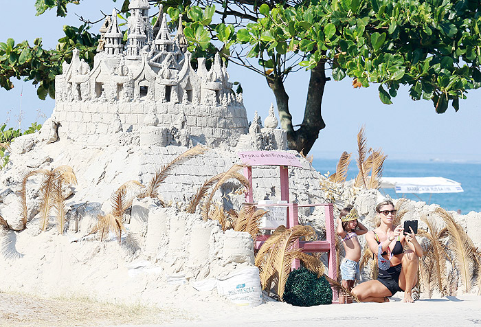 Grazi Massafera curte manhã de sol com a filha na orla carioca