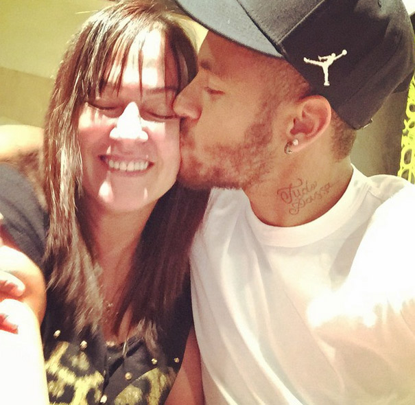 Neymar dá os parabéns à mãe nas redes sociais
