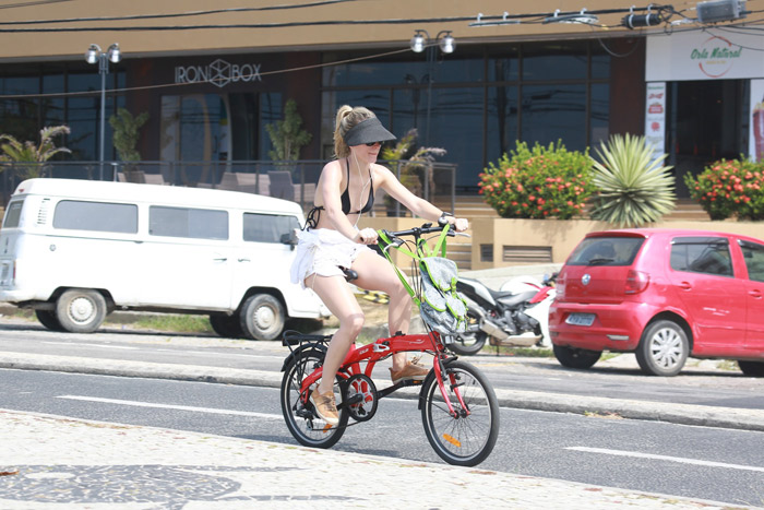 Bianca Bin pedala pela orla carioca