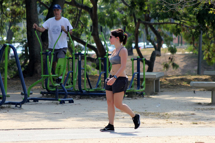 Natália Lage se exercita em dia de sol no Rio