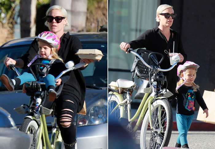 Pink passeia coma  filha de bicicleta e faz pausa para pegar o almoço