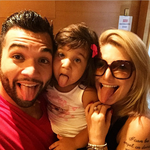 Antônia Fontenelle posa com Jonathan Costa e a filha do namorado