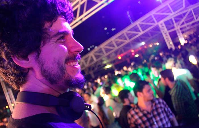 Pedro Neschling assume as pick-ups em festa de Carnaval Pop em São Paulo