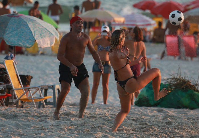 Romário joga futevôlei diante do olhar atento da namorada