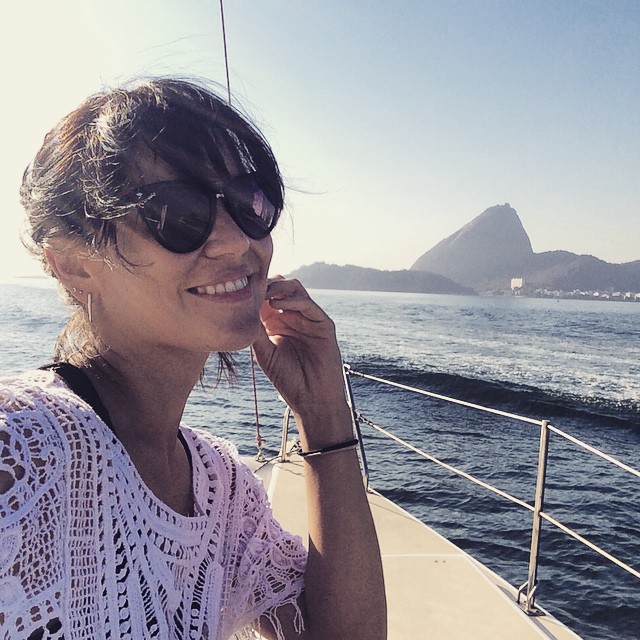 Geovanna Tominaga faz passeio de lancha ao pé do Pão de Açúcar, no Rio