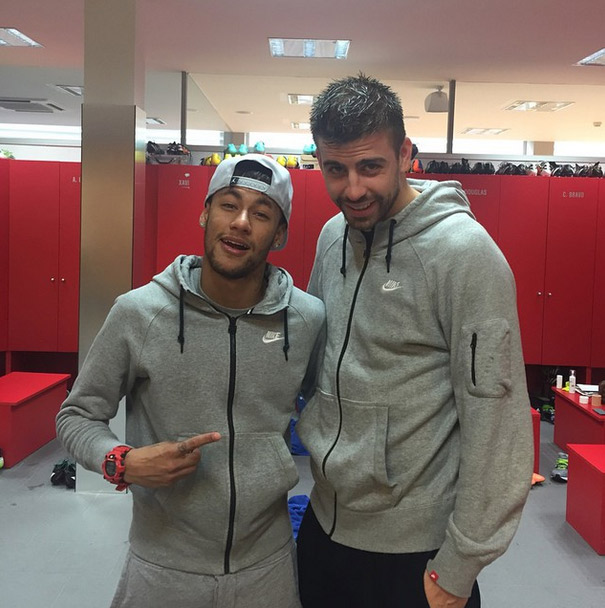 Neymar posa com Gerard Piqué e elogia beleza do jogador: ‘Bom gosto!’