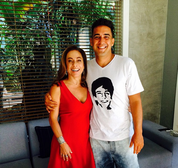 André Marques usa camiseta com rosto do filho de Cissa Guimarães e a emociona