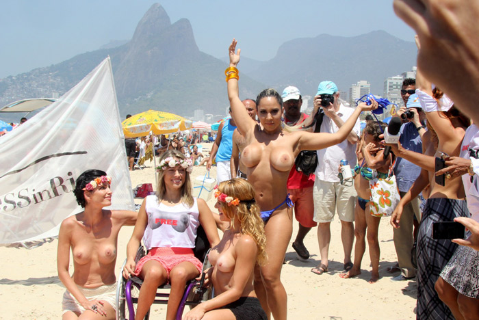 Mulher Melão e outra s musas se unem em protesto pelo Topless no Rio