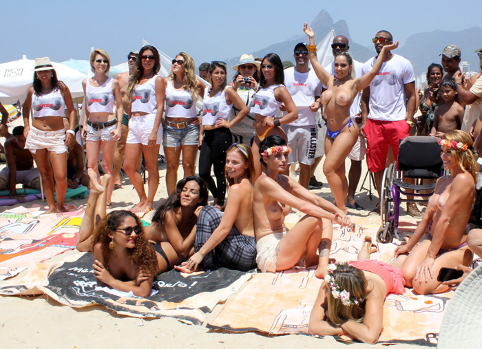 Mulher Melão e outra s musas se unem em protesto pelo Topless no Rio