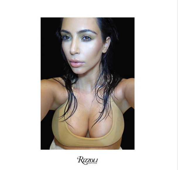 Kim Kardashian divulga a capa de seu livro, Selfish