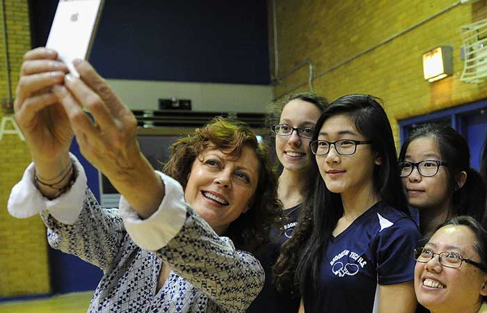  Susan Sarandon faz doação de mesas de ping-pong para escolas públicas de NY