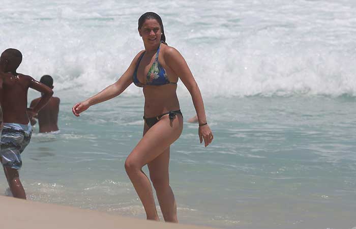  Fernanda Gentil curte praia na Barra da Tijuca, no Rio