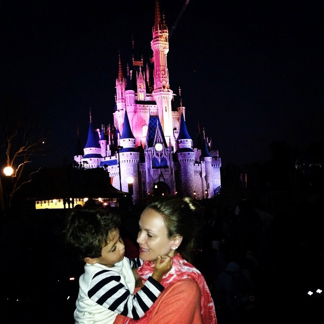 Eliana curte férias na Disney com o filho