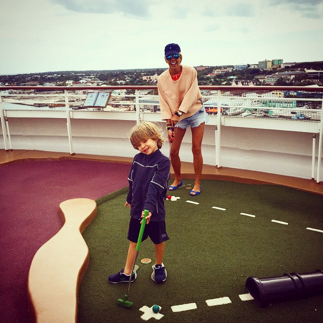 Nas Bahamas, Adriane Galisteu joga minigolfe com Vittorio: ‘Mãe, sou muito bom nisso!’