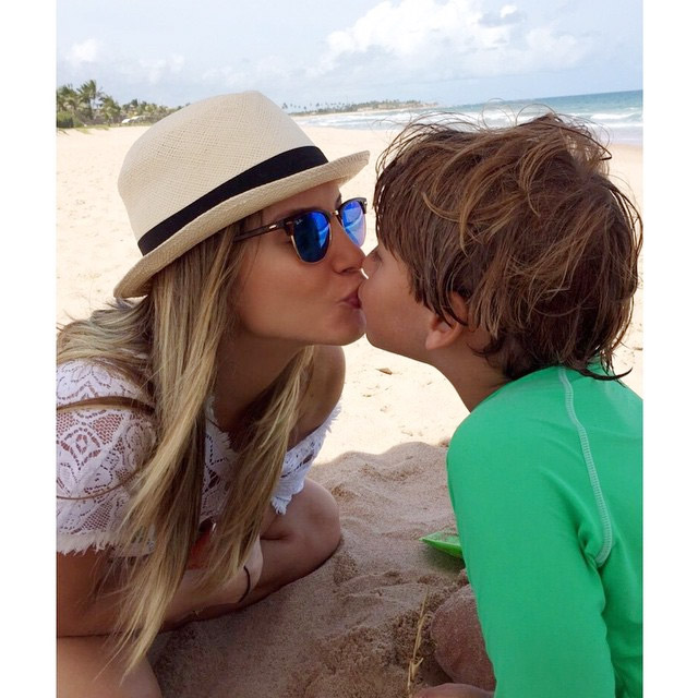 Claudia Leitte curte praia com o filho, Davi, e ganha beijo do pequeno