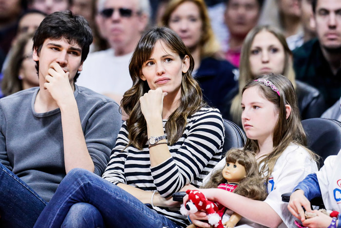 Jennifer Garner curte jogo de basquete com a filha Violet,