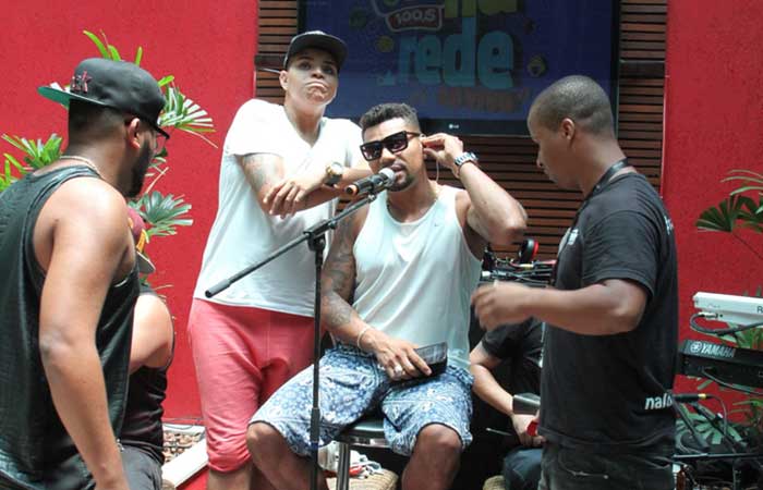  Naldo Benny faz pocket show exclusivo para dezenas de fãs no Rio