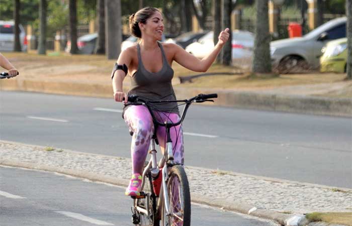 Ex-BBB Anamara pedala sorridente pela orla da Barra da Tijuca