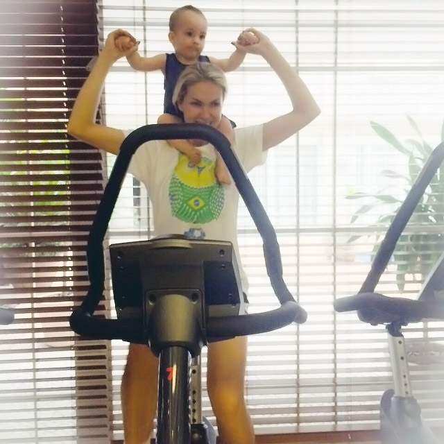 Mamãe fitness! Ana Hickmann pedala com o filho nas costas