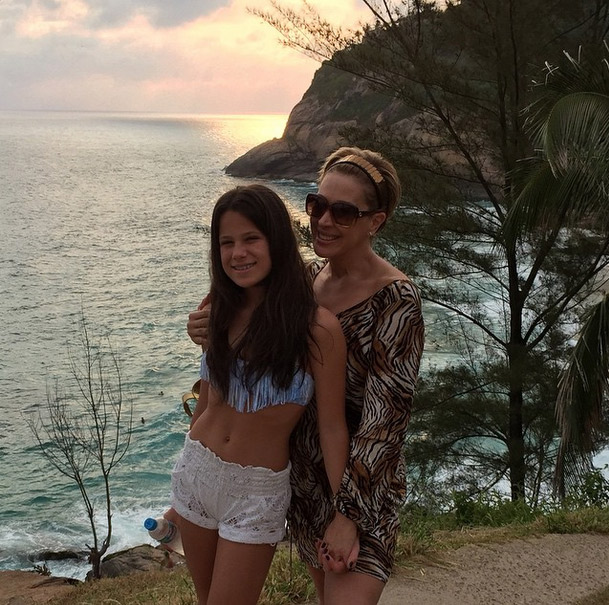 Claudia Raia assiste ao pôr-do-sol carioca com a filha, Sophia