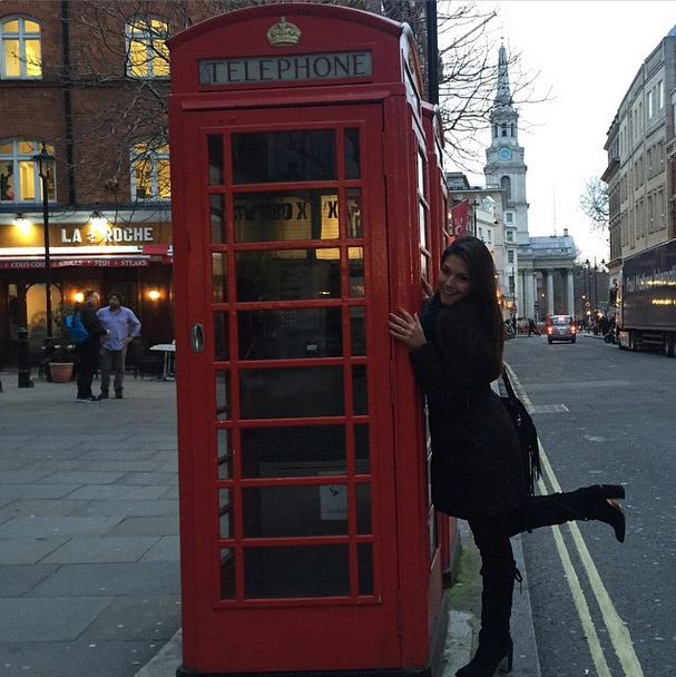 Em Londres, Thaís Fersoza clica foto em orelhão: ‘Toda trabalhada na pose!’