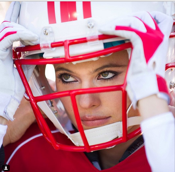 Angels da Victoria’s Secret vestem uniforme de futebol americano para campanha